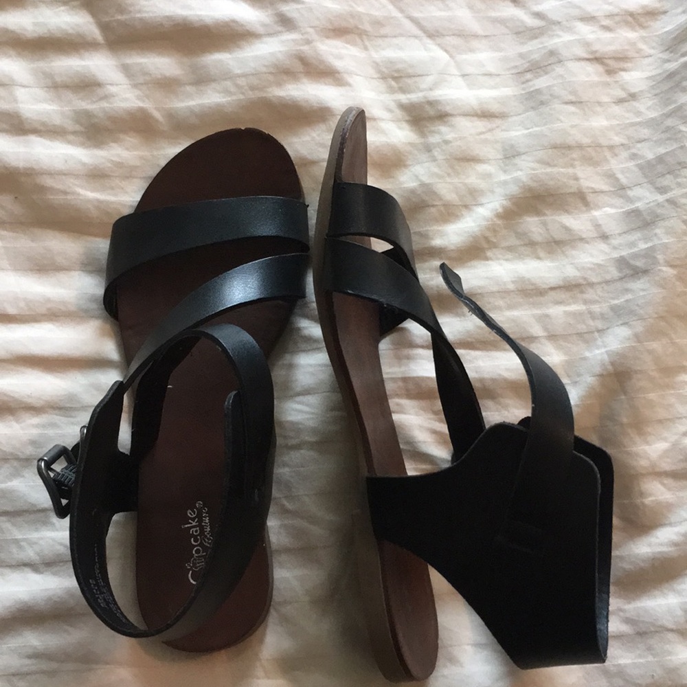 Girls size 1 black sandals.